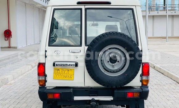 Nunua Imported Toyota Land Cruiser Nyeupe Gari ndani ya Dar es Salaam nchini Dar es Salaam Nunua Imported Toyota Land Cruiser Nyeupe Gari ndani ya Dar es Salaam nchini Dar es Salaam