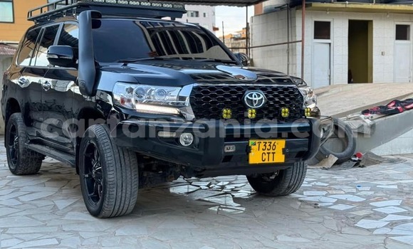 Nunua Ilio tumika Land Rover Defender Nyeusi Gari ndani ya Dar es Salaam nchini Dar es Salaam