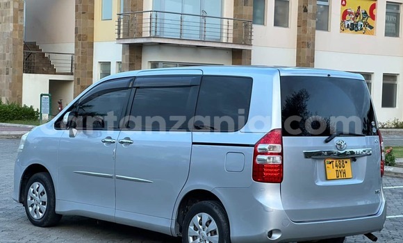 Buy Used Toyota Noah White Car in Babati Urban in Manyara Buy Used Toyota Noah White Car in Babati Urban in Manyara