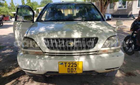 Buy Used Toyota Harrier White Car in Babati Rural in Manyara