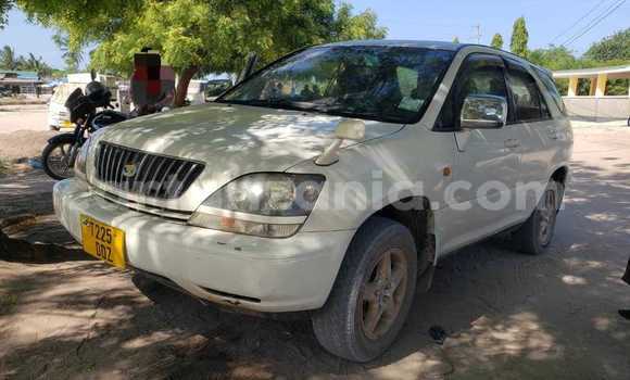 Nunua Ilio tumika Toyota Harrier Nyeupe Gari ndani ya Vijijini vya Babati nchini Manyara Nunua Ilio tumika Toyota Harrier Nyeupe Gari ndani ya Vijijini vya Babati nchini Manyara
