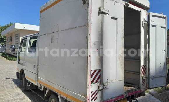 Nunua Ilio tumika Nissan Caravan Nyeupe Lori ndani ya Bagamoyo nchini Pwani Nunua Ilio tumika Nissan Caravan Nyeupe Lori ndani ya Bagamoyo nchini Pwani