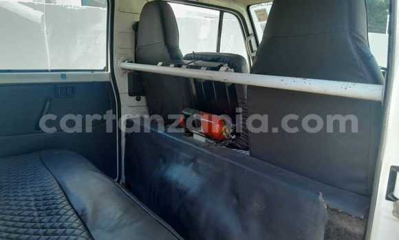 Nunua Ilio tumika Nissan Caravan Nyeupe Lori ndani ya Bagamoyo nchini Pwani Nunua Ilio tumika Nissan Caravan Nyeupe Lori ndani ya Bagamoyo nchini Pwani