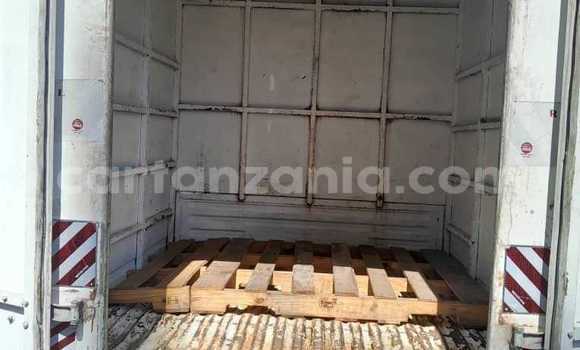 Nunua Ilio tumika Nissan Caravan Nyeupe Lori ndani ya Bagamoyo nchini Pwani Nunua Ilio tumika Nissan Caravan Nyeupe Lori ndani ya Bagamoyo nchini Pwani