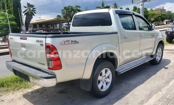 Buy Used Toyota Hilux Green Car in Dar es Salaam in Dar es Salaam