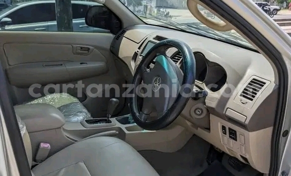 Buy Used Toyota Hilux Green Car in Dar es Salaam in Dar es Salaam