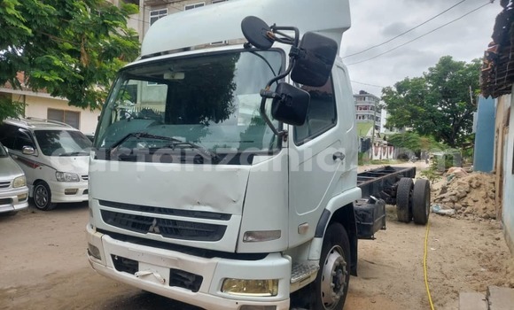 Buy Used Mitsubishi Space Wagon White Car in Dar es Salaam in Dar es Salaam