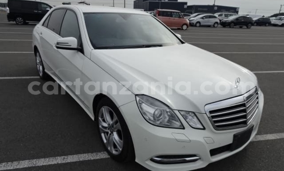 Nunua Imported Mercedes-Benz E-Classe Nyeupe Gari ndani ya Dar es Salaam nchini Dar es Salaam Nunua Imported Mercedes-Benz E-Classe Nyeupe Gari ndani ya Dar es Salaam nchini Dar es Salaam