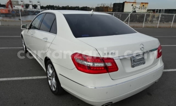 Nunua Imported Mercedes-Benz E-Classe Nyeupe Gari ndani ya Dar es Salaam nchini Dar es Salaam Nunua Imported Mercedes-Benz E-Classe Nyeupe Gari ndani ya Dar es Salaam nchini Dar es Salaam