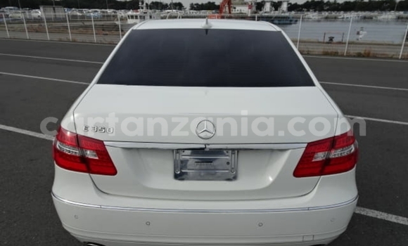 Nunua Imported Mercedes-Benz E-Classe Nyeupe Gari ndani ya Dar es Salaam nchini Dar es Salaam Nunua Imported Mercedes-Benz E-Classe Nyeupe Gari ndani ya Dar es Salaam nchini Dar es Salaam