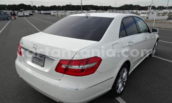 Nunua Imported Mercedes-Benz E-Classe Nyeupe Gari ndani ya Dar es Salaam nchini Dar es Salaam Nunua Imported Mercedes-Benz E-Classe Nyeupe Gari ndani ya Dar es Salaam nchini Dar es Salaam