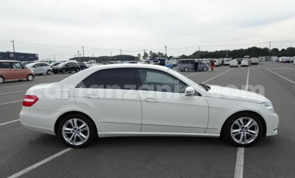 Nunua Imported Mercedes-Benz E-Classe Nyeupe Gari ndani ya Dar es Salaam nchini Dar es Salaam Nunua Imported Mercedes-Benz E-Classe Nyeupe Gari ndani ya Dar es Salaam nchini Dar es Salaam