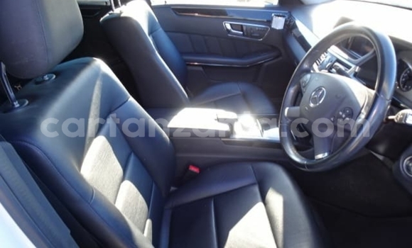 Nunua Imported Mercedes-Benz E-Classe Nyeupe Gari ndani ya Dar es Salaam nchini Dar es Salaam Nunua Imported Mercedes-Benz E-Classe Nyeupe Gari ndani ya Dar es Salaam nchini Dar es Salaam