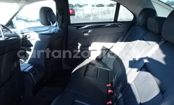 Nunua Imported Mercedes-Benz E-Classe Nyeupe Gari ndani ya Dar es Salaam nchini Dar es Salaam Nunua Imported Mercedes-Benz E-Classe Nyeupe Gari ndani ya Dar es Salaam nchini Dar es Salaam