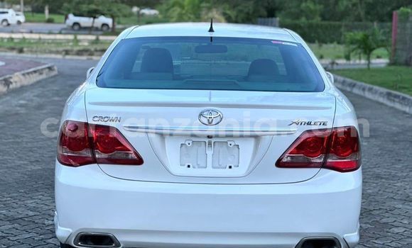 Buy Used Toyota Crown White Car in Dar es Salaam in Dar es Salaam Buy Used Toyota Crown White Car in Dar es Salaam in Dar es Salaam