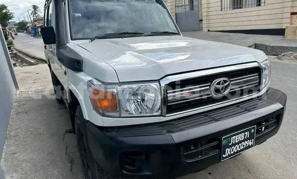 Nunua Ilio tumika Toyota Land Cruiser Nyeupe Gari ndani ya Bagamoyo nchini Pwani Nunua Ilio tumika Toyota Land Cruiser Nyeupe Gari ndani ya Bagamoyo nchini Pwani