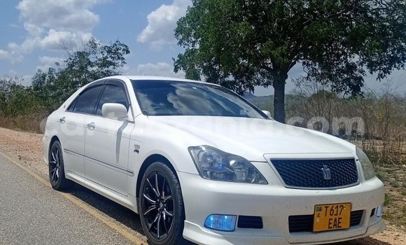 Nunua Ilio tumika Toyota Crown Nyeupe Gari ndani ya Dar es Salaam nchini Dar es Salaam