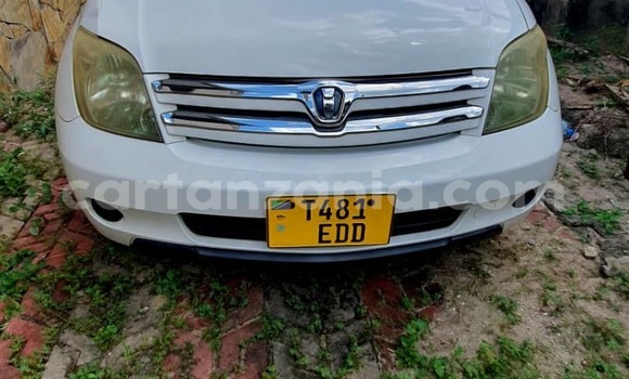 Nunua Ilio tumika Toyota IST Nyeupe Gari ndani ya Dar es Salaam nchini Dar es Salaam