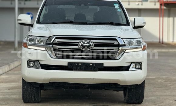 Nunua Imported Toyota Land Cruiser Nyeupe Gari ndani ya Dar es Salaam nchini Dar es Salaam