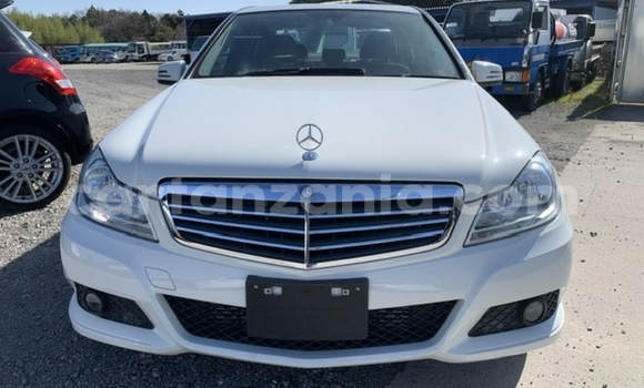 Nunua Imported Mercedes‒Benz C–Class Nyeupe Gari ndani ya Dar es Salaam nchini Dar es Salaam