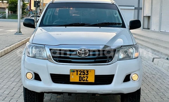 Buy Used Toyota Hilux White Car in Bagamoyo in Pwani