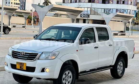 Nunua Ilio tumika Toyota Hilux Nyeupe Gari ndani ya Bagamoyo nchini Pwani Nunua Ilio tumika Toyota Hilux Nyeupe Gari ndani ya Bagamoyo nchini Pwani