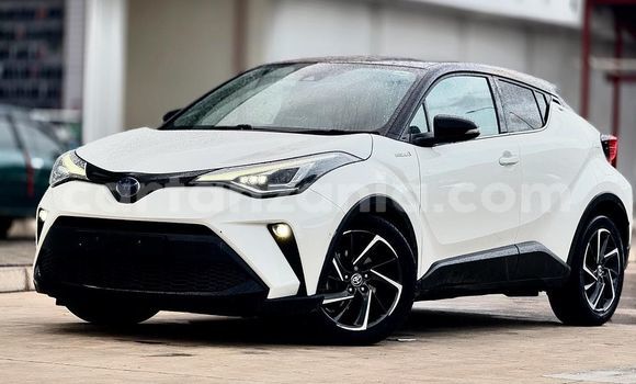 Nunua Imported Toyota C-HR Nyeupe Gari ndani ya Dar es Salaam nchini Dar es Salaam