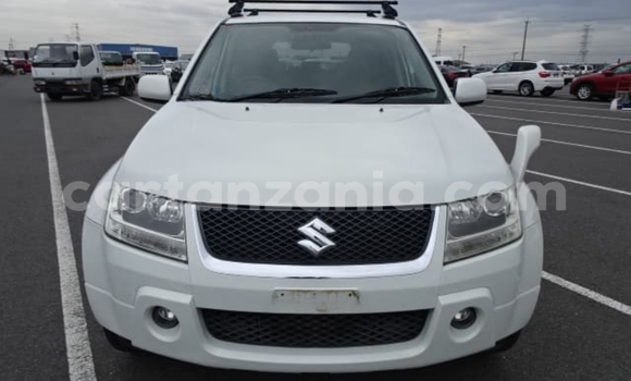 Nunua Imported Suzuki Escudo Nyeupe Gari ndani ya Dar es Salaam nchini Dar es Salaam