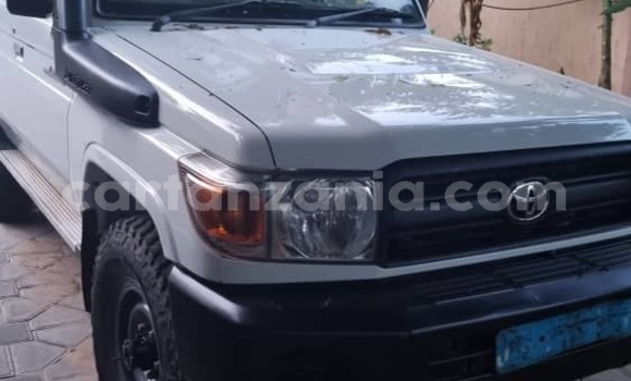 Nunua Ilio tumika Toyota Land Cruiser Nyeupe Gari ndani ya Dar es Salaam nchini Dar es Salaam