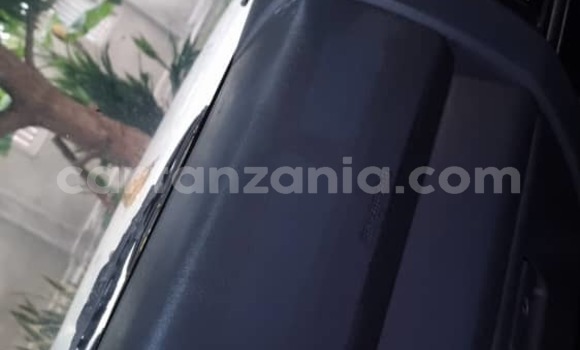 Nunua Ilio tumika Toyota Land Cruiser Nyeupe Gari ndani ya Dar es Salaam nchini Dar es Salaam Nunua Ilio tumika Toyota Land Cruiser Nyeupe Gari ndani ya Dar es Salaam nchini Dar es Salaam