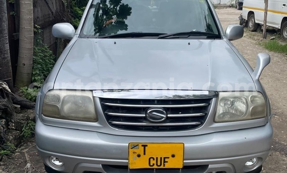 Nunua Ilio tumika Suzuki Escudo Fedha Gari ndani ya Dar es Salaam nchini Dar es Salaam