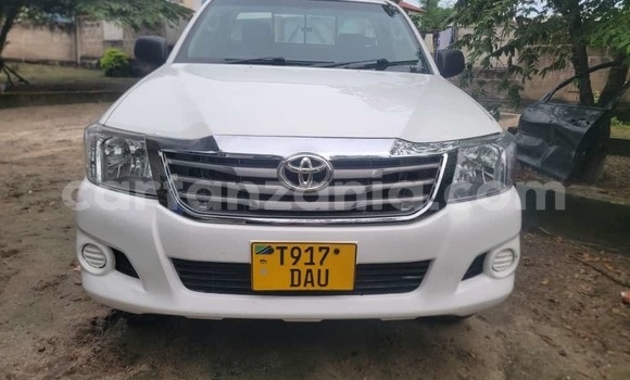 Nunua Ilio tumika Toyota Hilux Nyeupe Gari ndani ya Dar es Salaam nchini Dar es Salaam