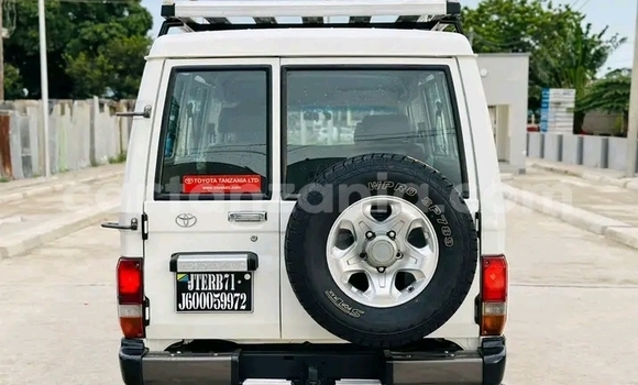 Buy Used Toyota Land Cruiser White Car in Dodoma in Dodoma