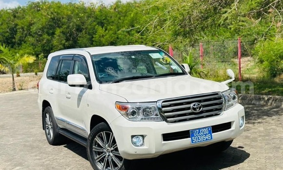 Nunua Imported Toyota Land Cruiser Nyeupe Gari ndani ya Dar es Salaam nchini Dar es Salaam