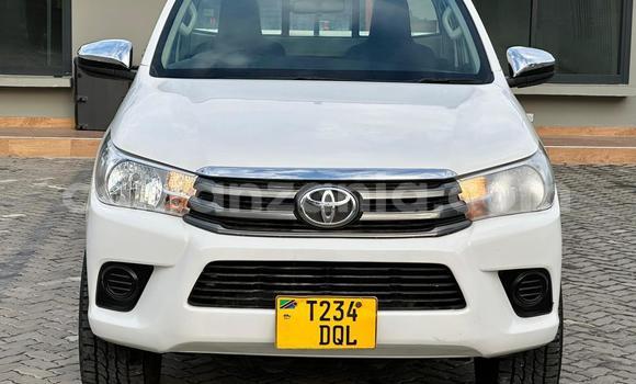 Nunua Ilio tumika Toyota Hilux Nyeupe Gari ndani ya Dar es Salaam nchini Dar es Salaam