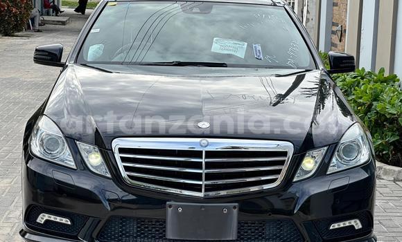 Nunua Imported Mercedes‒Benz E–Class Nyeusi Gari ndani ya Dar es Salaam nchini Dar es Salaam
