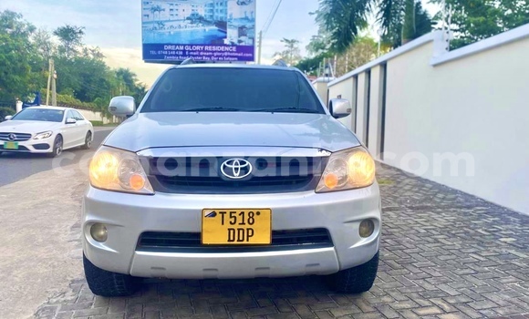 Nunua Ilio tumika Toyota Fortuner Fedha Gari ndani ya Dar es Salaam nchini Dar es Salaam