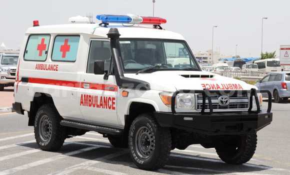 Nunua Ilio tumika Toyota Land Cruiser Nyeupe Gari ndani ya Dar es Salaam nchini Dar es Salaam