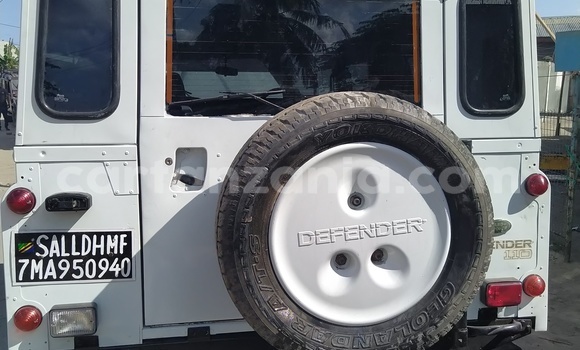 Nunua Ilio tumika Land Rover Defender Nyeupe Gari ndani ya Dar es Salaam nchini Dar es Salaam