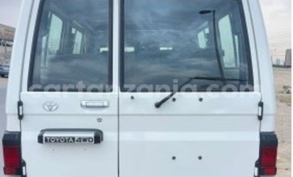 Nunua Imported Toyota Land Cruiser Nyeupe Gari ndani ya Import - Dubai nchini Arusha Nunua Imported Toyota Land Cruiser Nyeupe Gari ndani ya Import - Dubai nchini Arusha