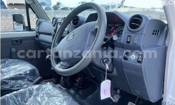 Nunua Imported Toyota Land Cruiser Nyeupe Gari ndani ya Import - Dubai nchini Arusha Nunua Imported Toyota Land Cruiser Nyeupe Gari ndani ya Import - Dubai nchini Arusha