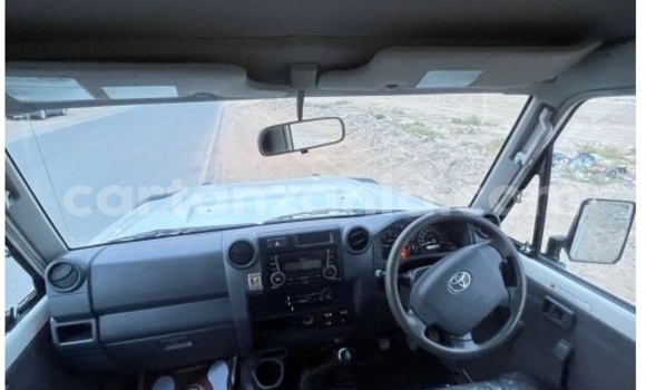 Nunua Imported Toyota Land Cruiser Nyeupe Gari ndani ya Import - Dubai nchini Arusha Nunua Imported Toyota Land Cruiser Nyeupe Gari ndani ya Import - Dubai nchini Arusha