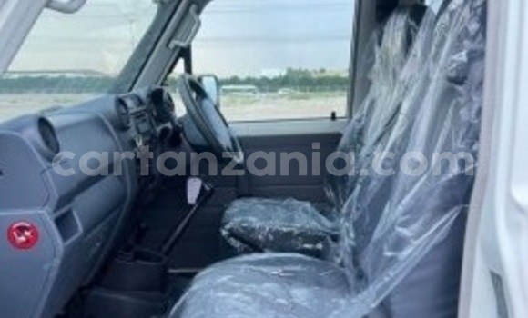 Nunua Imported Toyota Land Cruiser Nyeupe Gari ndani ya Import - Dubai nchini Arusha Nunua Imported Toyota Land Cruiser Nyeupe Gari ndani ya Import - Dubai nchini Arusha