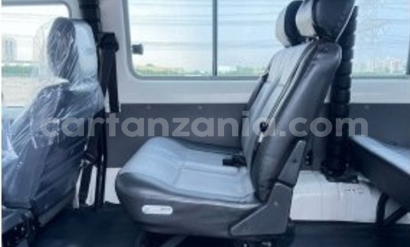 Nunua Imported Toyota Land Cruiser Nyeupe Gari ndani ya Import - Dubai nchini Arusha Nunua Imported Toyota Land Cruiser Nyeupe Gari ndani ya Import - Dubai nchini Arusha