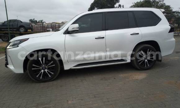 Nunua Ilio tumika Lexus LX Nyeupe Gari ndani ya Arusha nchini Arusha