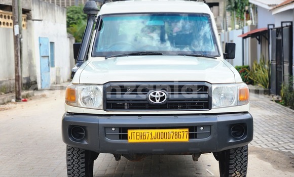 Buy Used Toyota Land Cruiser White Car in Dar es Salaam in Dar es Salaam