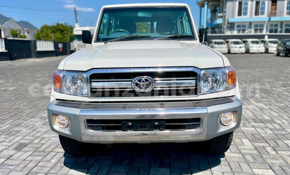 Nunua Ilio tumika Toyota Land Cruiser Nyeupe Gari ndani ya Dar es Salaam nchini Dar es Salaam