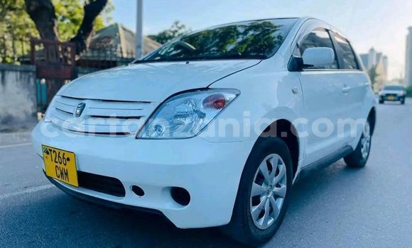 Buy Used Toyota IST White Car in Bariadi in Simiyu