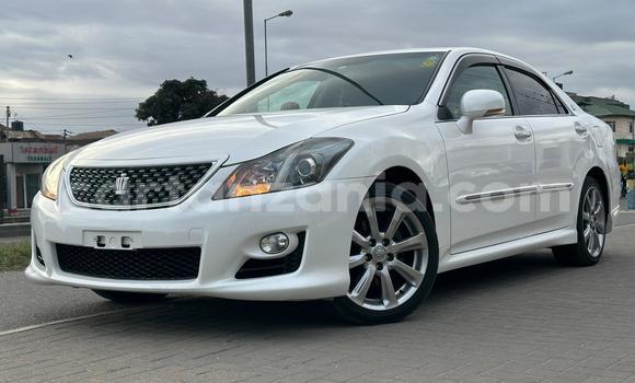 Nunua Imported Toyota Crown Nyeupe Gari ndani ya Dar es Salaam nchini Dar es Salaam