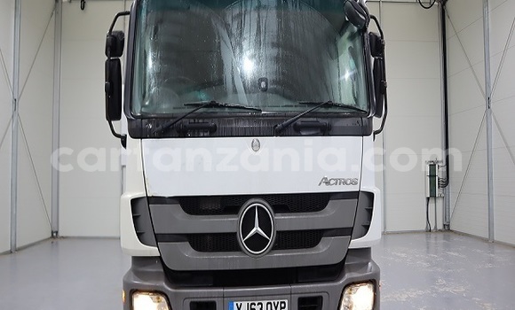 Buy Import Mercedes‒Benz Truck White Truck in Dar es Salaam in Dar es Salaam